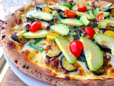 PIZZA そぼろとナス・アボカド