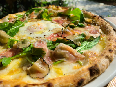 PIZZA 黒トリュフとポルチーニのビスマルク